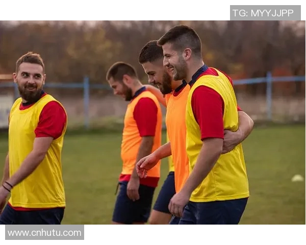 白人足球明星的魅力与帅气展现了运动员的风采与时尚感